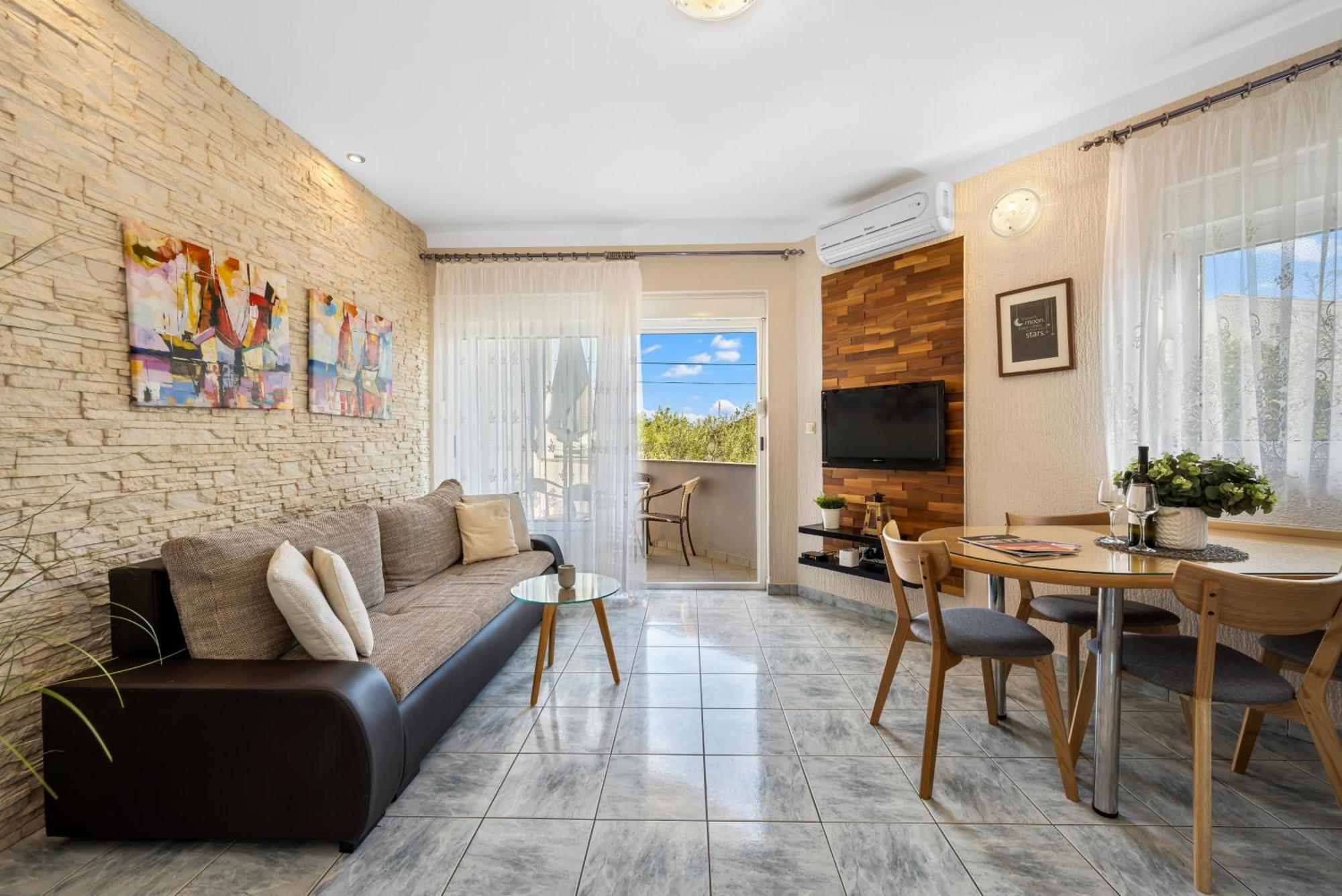 Aquarius Apartments - Beachside With Heated Pool Vodice Exterior photo
