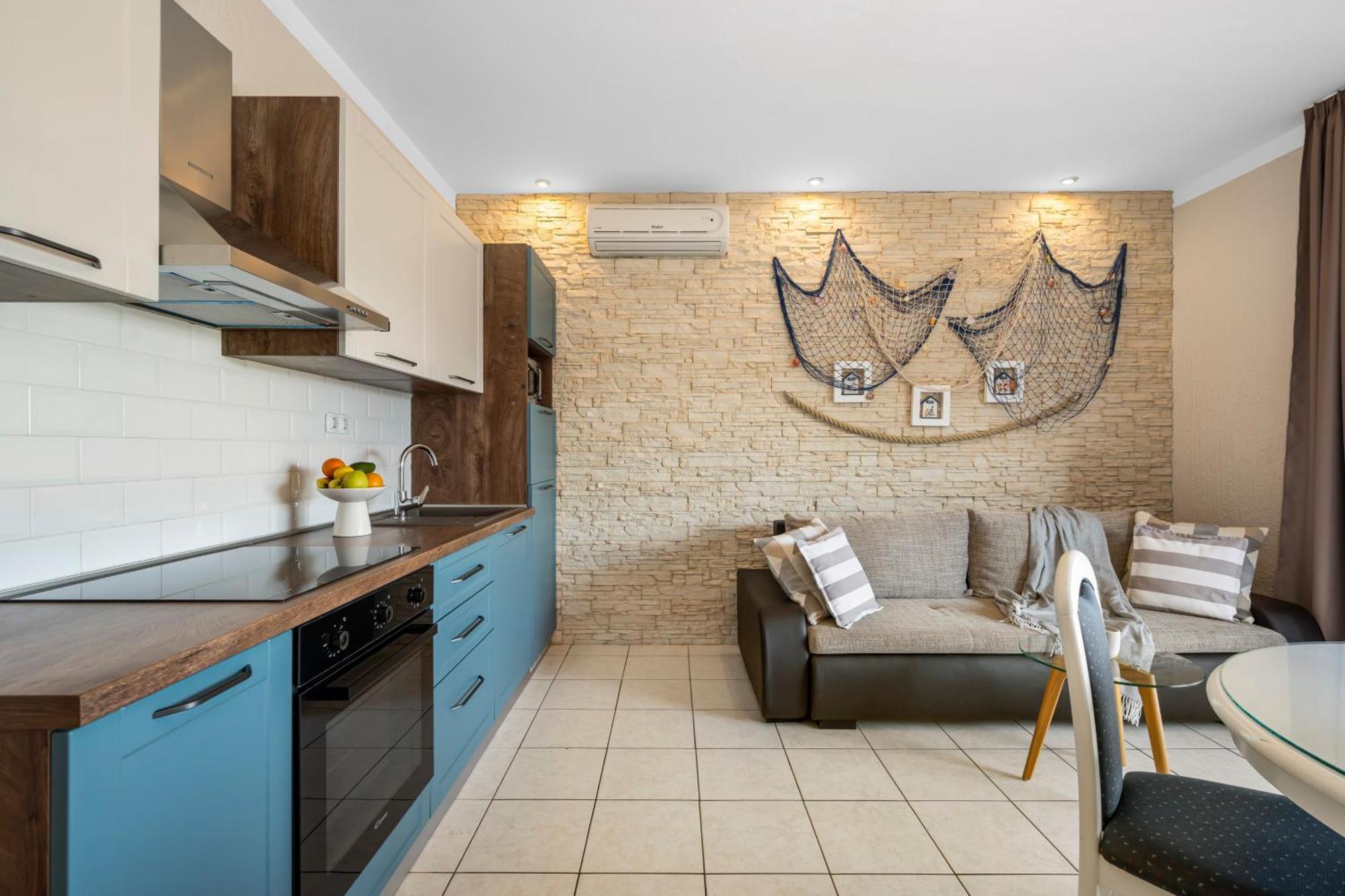 Aquarius Apartments - Beachside With Heated Pool Vodice Room photo