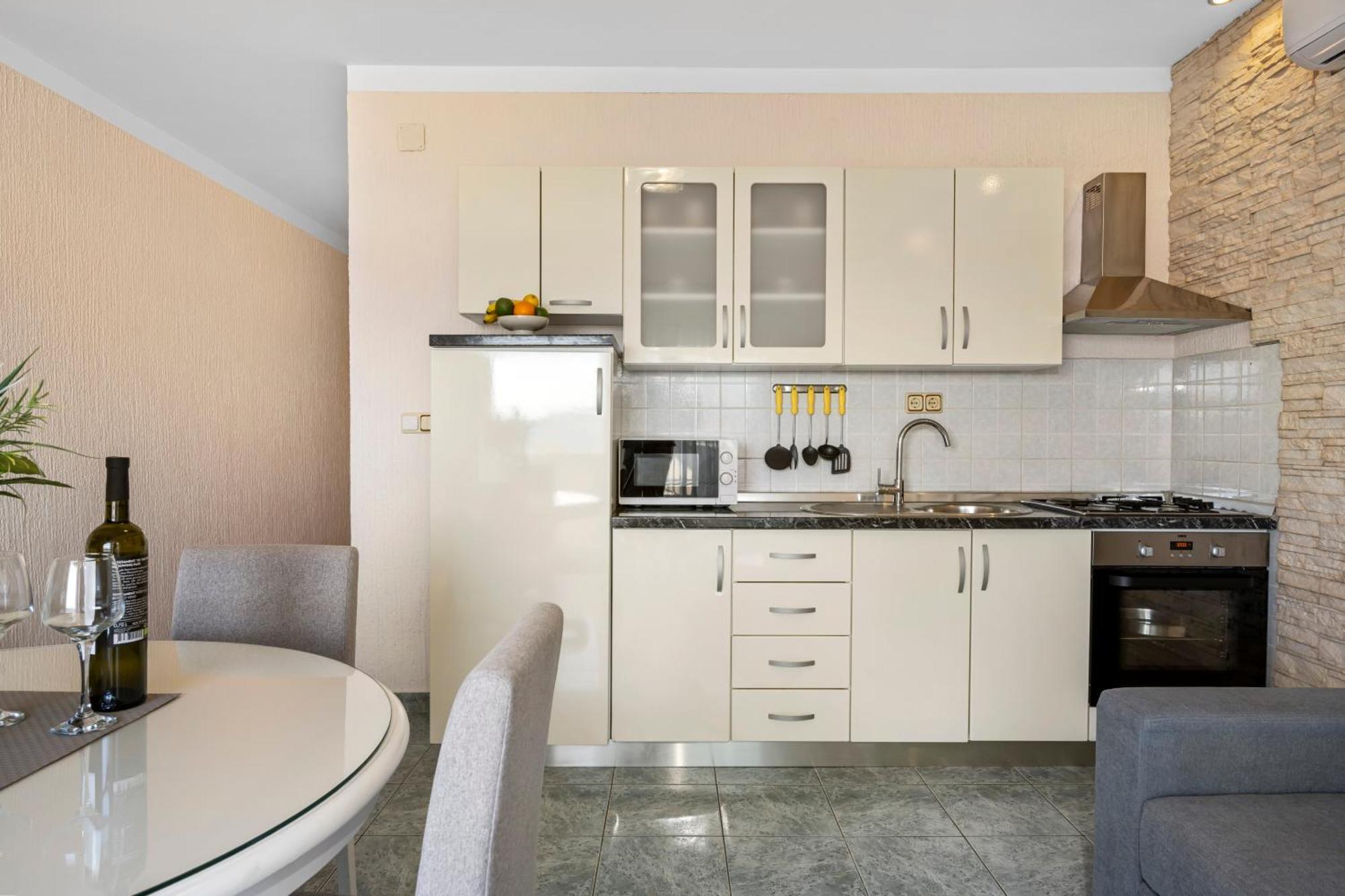 Aquarius Apartments - Beachside With Heated Pool Vodice Room photo