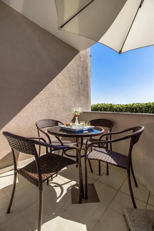 Aquarius Apartments - Beachside With Heated Pool Vodice Exterior photo