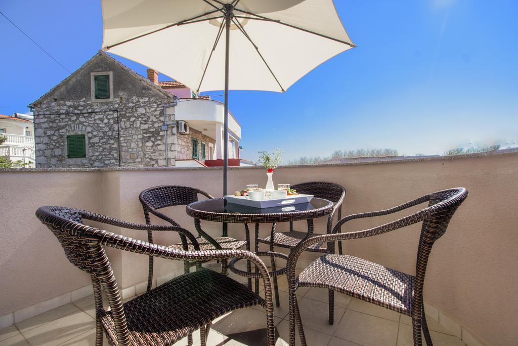 Aquarius Apartments - Beachside With Heated Pool Vodice Exterior photo