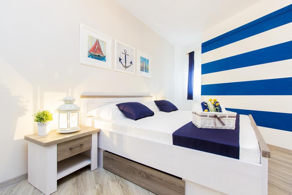 Aquarius Apartments - Beachside With Heated Pool Vodice Exterior photo